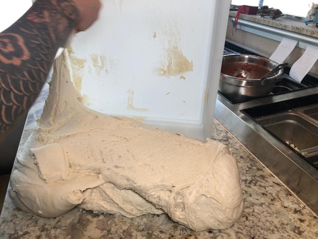 La masa no lleva levadura y tiene un proceso de “maduración” de 48 horas.