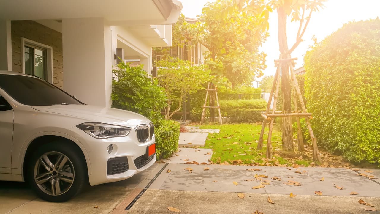 <b>Solicita descuentos por paquete. </b>Tener varios vehículos bajo una misma póliza e incluso utilizar la misma compañía de seguros para tu auto, casa o cualquier otro activo es otra de las maneras más sencillas de conseguir precios especiales. Algunas aseguradoras incluso reconocen la lealtad de sus clientes no solo por la cantidad de bienes en la póliza, sino también por la antigüedad con ellos.