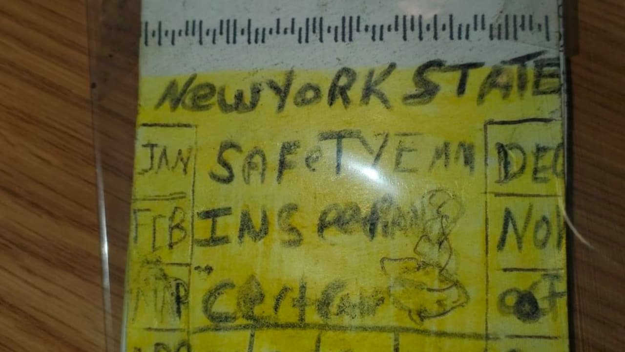 Mujer es acusada por falsificar una etiqueta de inspección estatal de Nueva York