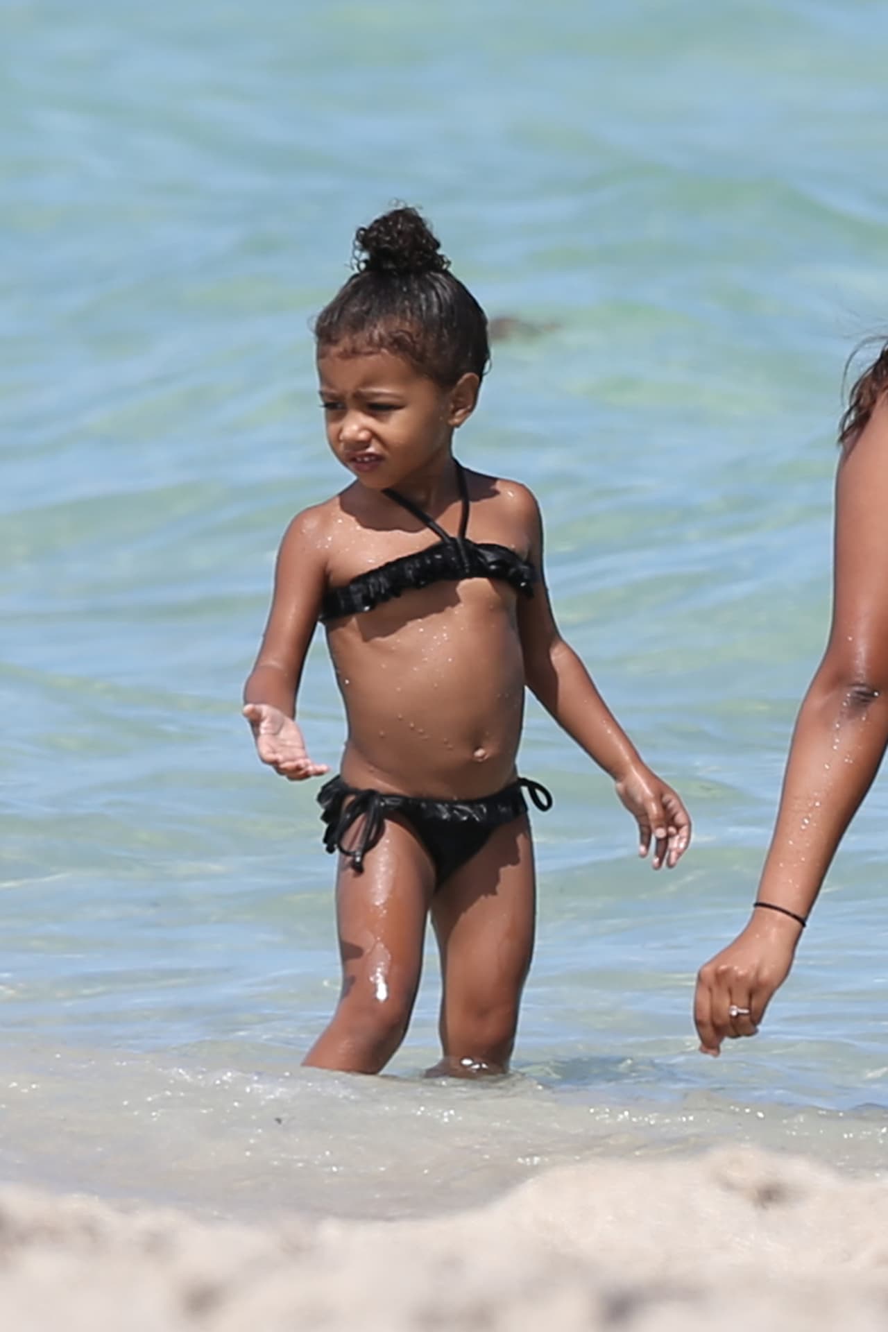 Se puso un encantador bikini negro.