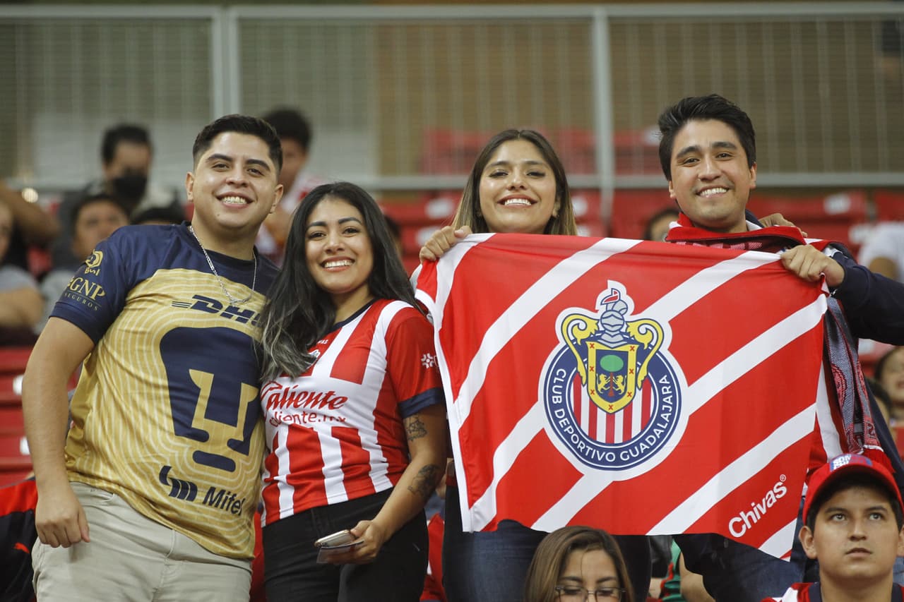 La afición rojiblanca y auriazul, presente.
