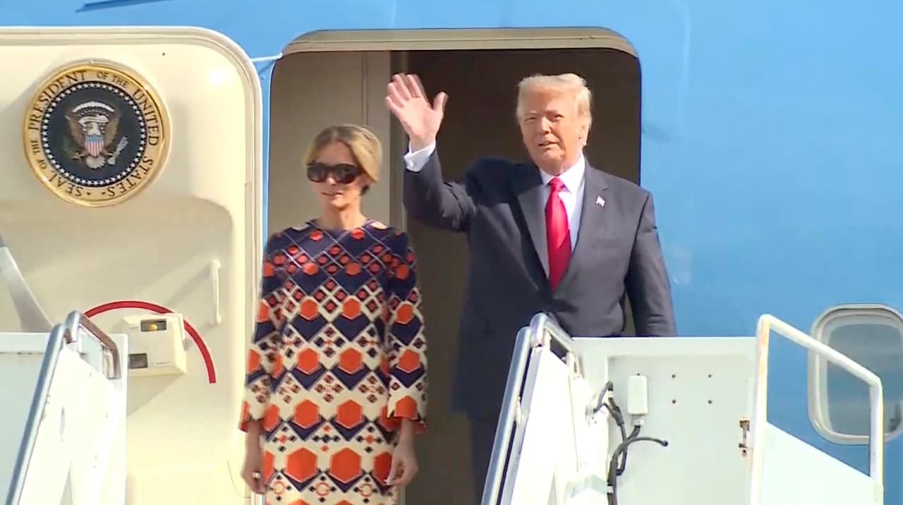 Donald Trump llegó antes del mediodía al aeropuerto de Palm Beach abordo del Air Force One. En el camino a su residencia de Mar-a-Lago había simpatizantes del expresidente, pero también algunos detractores quienes han dicho que tenerlo de vecino “será un dolor de cabeza”.