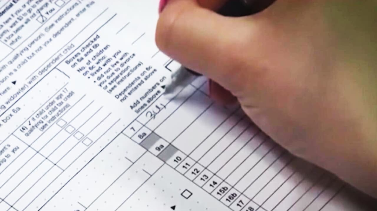 ¿Inmigrantes detenidos por ICE en Texas deben declarar impuestos? Esto dice una experta