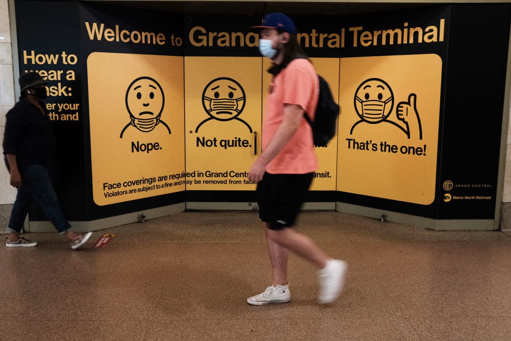 Las personas completamente vacunadas en EEUU pensaban que habían dejado atrás la mascarilla en la mayoría de las circunstancias, pero 
<a href="https://www.univision.com/noticias/salud/fauci-advierte-que-eeuu-va-en-la-direccion-equivocada-con-respecto-al-covid-19-pide-vacunarse">el repunte de la pandemia</a> ha obligado a retroceder. 
<b>La principal señal de vuelta atrás</b> llegó este martes con el 
<a href="https://www.univision.com/noticias/salud/cdc-recomendaran-uso-mascarillas-espacios-cerrados-variante-delta">retorno de la recomendación de llevar mascarilla en interiores</a> incluso si se tiene la inmunización completa.