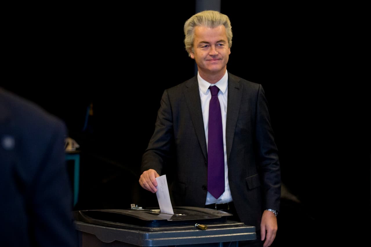 El legislador holandés Geert Wilders vota en un referendo sobre el acuerdo de asociación entre la UE y Ucrania en La Haya, Holanda, el miércoles 6 de abril de 2016. (AP Foto/Peter Dejong)