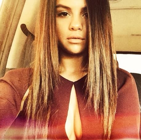 Selena Gomez declaró que muchas veces verse tan chiquita, no es bueno para ella.