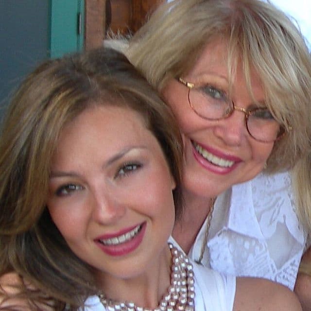 Thalía sigue extrañando a su mamá
