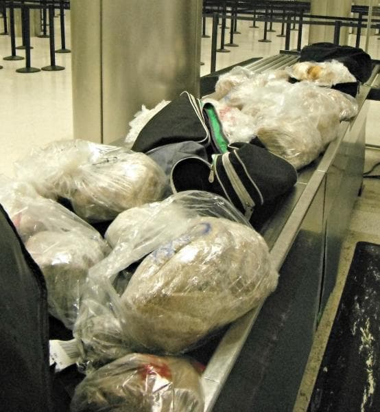 Bolsas de tamales requisados en el Aeropuerto Internacional de Los Ángeles