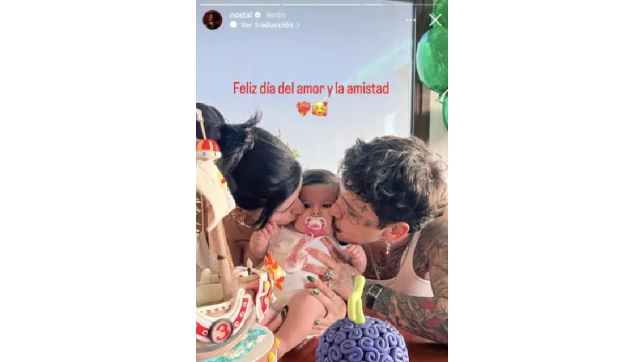 Con tierna fotografía familiar Nodal celebró el 14 de febrero de 2024.
