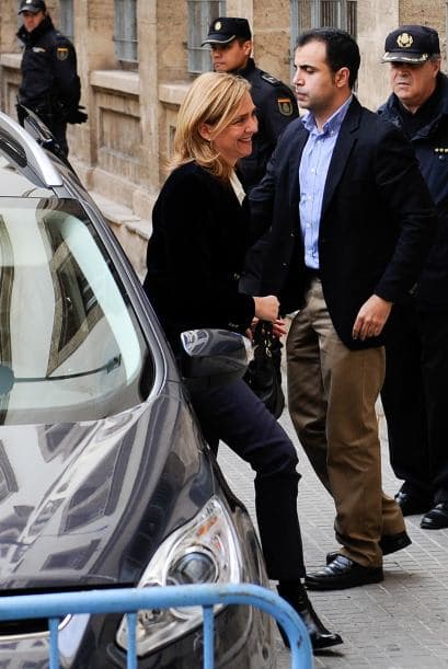 La infanta Cristina explicó durante seis horas y media de declaración judicial por el caso Nóos que se desentendió de la gestión de Aizoon, la empresa que creó al 50 % con Iñaki Urdangarin, porque confiaba plenamente en su marido, informaron fuentes jurídicas. La infanta se desligó de la administración de la sociedad familiar y aseguró que no participó en ninguna actividad del Instituto Nóos, la entidad a través de la cual Urdangarin presuntamente malversó fondos públicos. Durante el detallado interrogatorio de Castro, el primer juez que ha imputado a un miembro de la Familia Real española, la infanta admitió que hizo gastos personales con la tarjeta de crédito de Aizoon, porque entendía que no era ilegal y ha detallado que dispone de tres o cuatro tarjetas de esa clase, negando que ella o su marido tengan ninguna cuenta en paraísos fiscales y que el motivo de su presencia en la empresa que compartía con su marido fuese actuar de escudo ante Hacienda, algo que hubiera rechazado por principios. También aseguró que cuando el asesor del Rey José Manuel Romero le pidió en 2006 a Urdangarin que abandonara el Instituto Nóos, ella entendió que se trataba de evitar la mala imagen que podía acarrear que la entidad se viera envuelta en polémicas políticas, pero no pensó que su marido hiciera nada ilícito. Ella dijo que los 1,2 millones de euros que recibió de su padre para la compra de la casa del matrimonio en la ciudad de Barcelona son un préstamo que está devolviendo poco a poco.