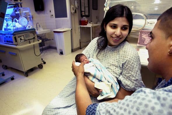 Los jóvenes adultos son una parte desproporcionadamente grande de los que son elegibles y sin seguro cuando se comparan con su porción de la población general. Representan el grupo de edades con más tendencia a no tener cobertura de seguro médico en los Estados Unidos.