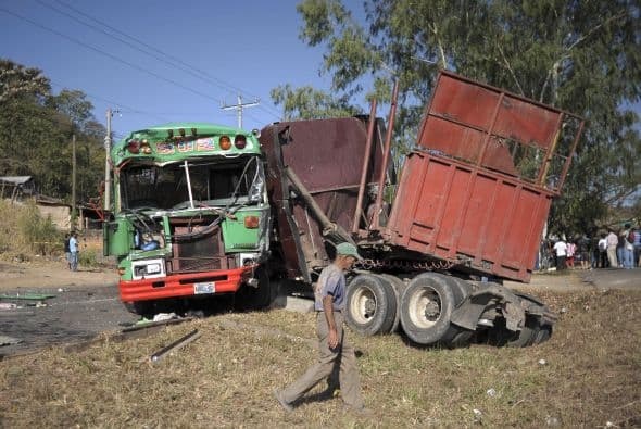 El múltiple accidente de tránsito fue a raíz de la imprudencia y exceso de velocidad, confirmó hoy la Policía Nacional Civil (PNC).