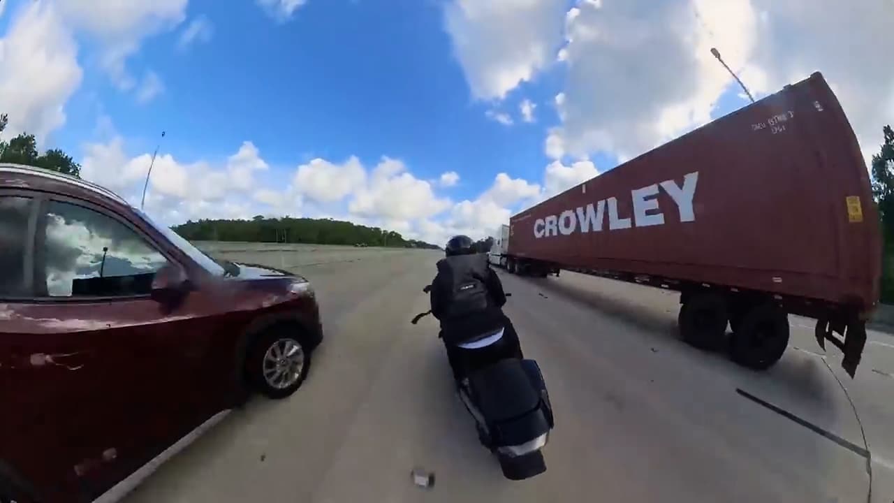 Un motociclista casi pierde su vida en un choque a 140 mph en Daytona Beach. Street Demon PC, como se hace llamar en sus redes sociales, terminó con más de 20 huesos rotos. El motociclista publicó el aterrador choque en YouTube.