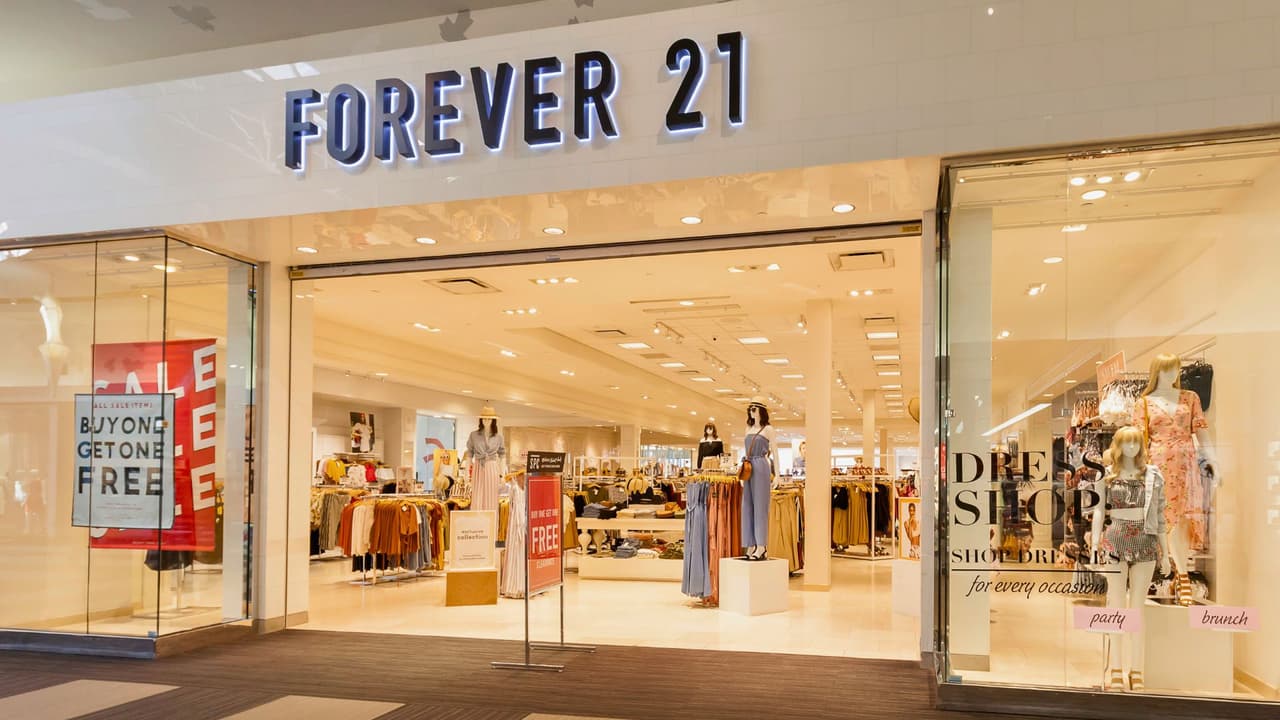 Forever 21, la cadena de tiendas que hace apenas unas semanas era el refugio de las últimas tendencias de moda rápida, ha anunciado 
<b>el cierre de todas sus tiendas en el norte de Texas y el país</b>. Una decisión que no solo afecta a los fanáticos de la marca, sino que también 
<b>deja a cientos de empleados en la cuerda floja.</b>