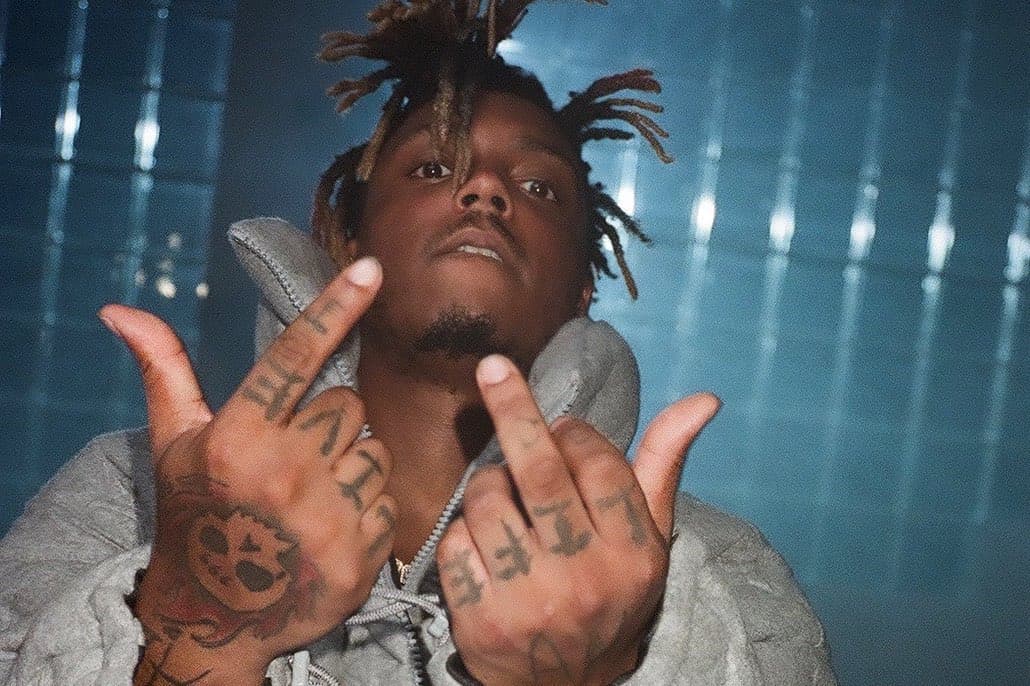 Agentes federales y locales, que esperaban el avión en el aeropuerto de Midway bajo la sospecha de que 
<b><a href="https://www.univision.com/famosos/fbi-incauto-70-libras-de-droga-del-avion-donde-viajo-el-rapero-muerto-repentinamente-en-chicago-fotos">transportaba contrabando</a></b>, confiscaron 70 libras de marihuana, seis botellas de jarabe para la tos de codeina, tres armas de fuego, un cargador de alta capacidad y balas perforadoras de metal.