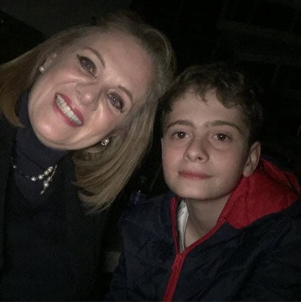 Mantiene una excelente relación con su mamá, son grandes amigos.