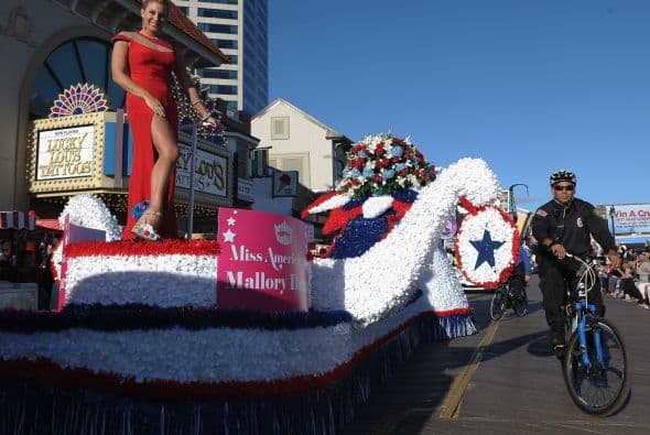 La Miss America 2013 Mallory Hagan comenzó el desfile de las bellas este año. La selección de Miss New York Nina Davuluri como Miss America 2014 ha destapado grandes reacciones, a favor y en contra. ¡Mira a las bellas en el desfile con los trajes regioionales y decide!