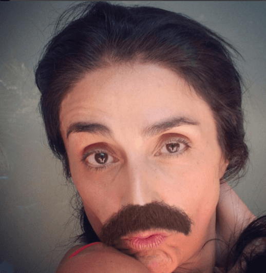 Con esta instantánea no paramos de reír, ¿alguna vez te imaginaste a Excelsa con mostacho? Si quieres divertirte con sus ocurrencias, no te pierdas a La Familia P. Luche todos los lunes a las 7PM/6C por Galavisión.