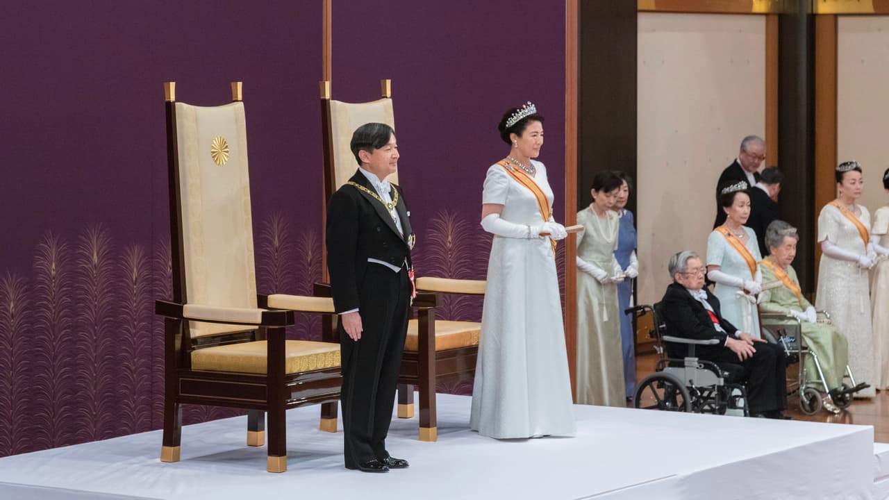 El pasado 1 de mayo ascendió un nuevo emperador al trono del crisantemo. Su nombre es 
<b>Naruhito</b>, hijo del 
<b>emperador Akihito</b> quien abdicó al trono japonés a la media noche del 29 de abril, y a quién se puede ser en silla de ruedas a la derecha de la imagen. Naruhito necesita un carro nuevo para el desfile de su coronación el próximo mes de octubre.