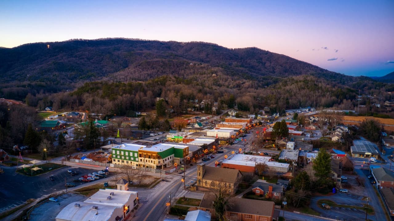 La cocina fresca de la granja, los viñedos cercanos y las boutiques contribuyen al encanto de la ciudad.