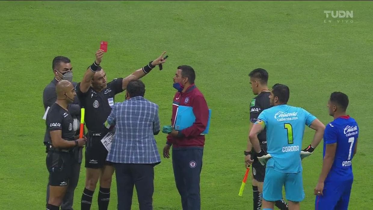 Tras la conclusión del primer tiempo, Juan Reynoso fue expulsado por reclamar el supuesto penalti sobre Orbelín Pineda.