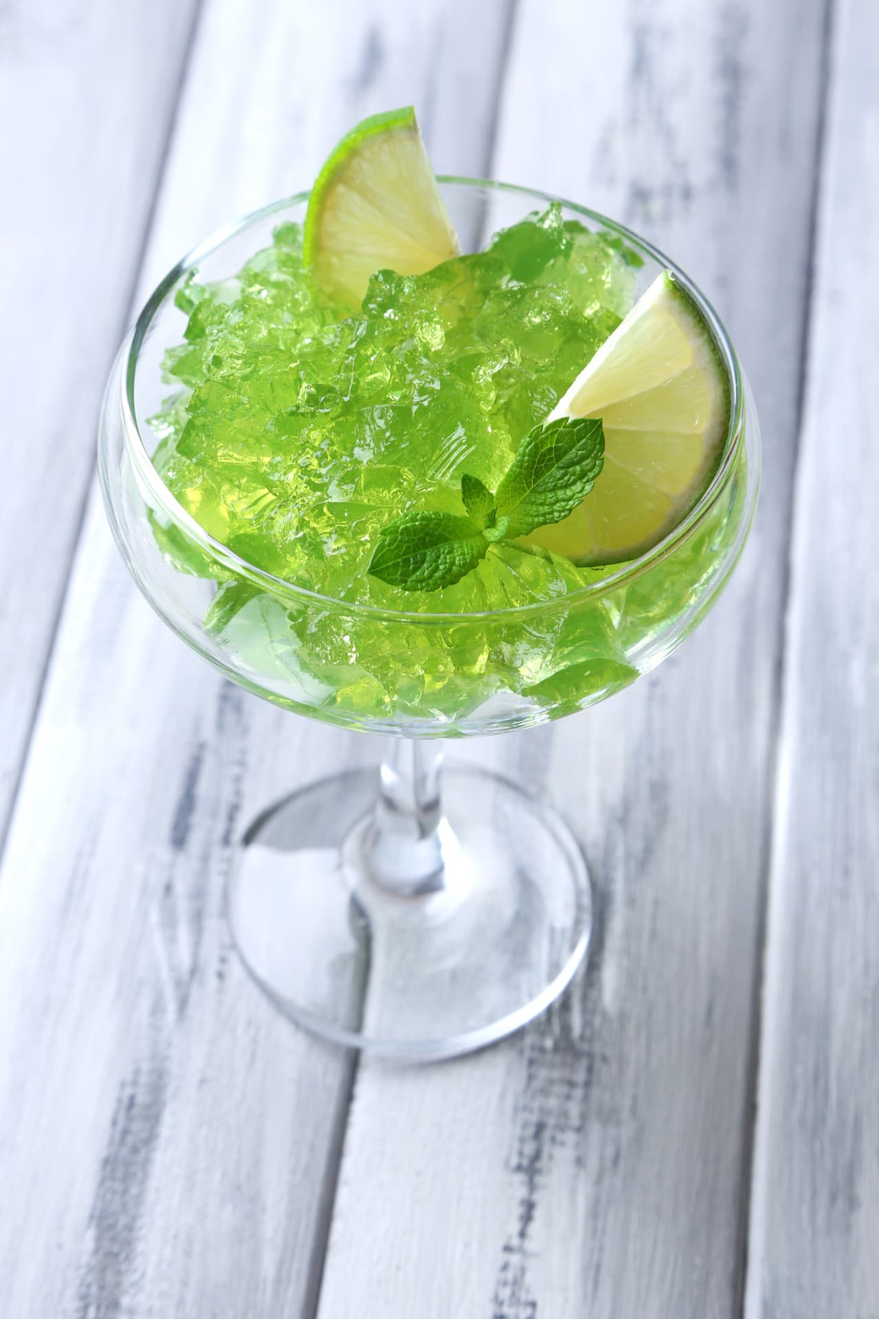 Prueba esta deliciosa gelatina con menta. Vas a necesitar 17 fl.oz. de agua, hojas de menta fresca, .18 lb azúcar, 2 sobres de gelatina neutra, .18 lb frambuesas, .18 lb moras y .18 lb fresas o grosellas.