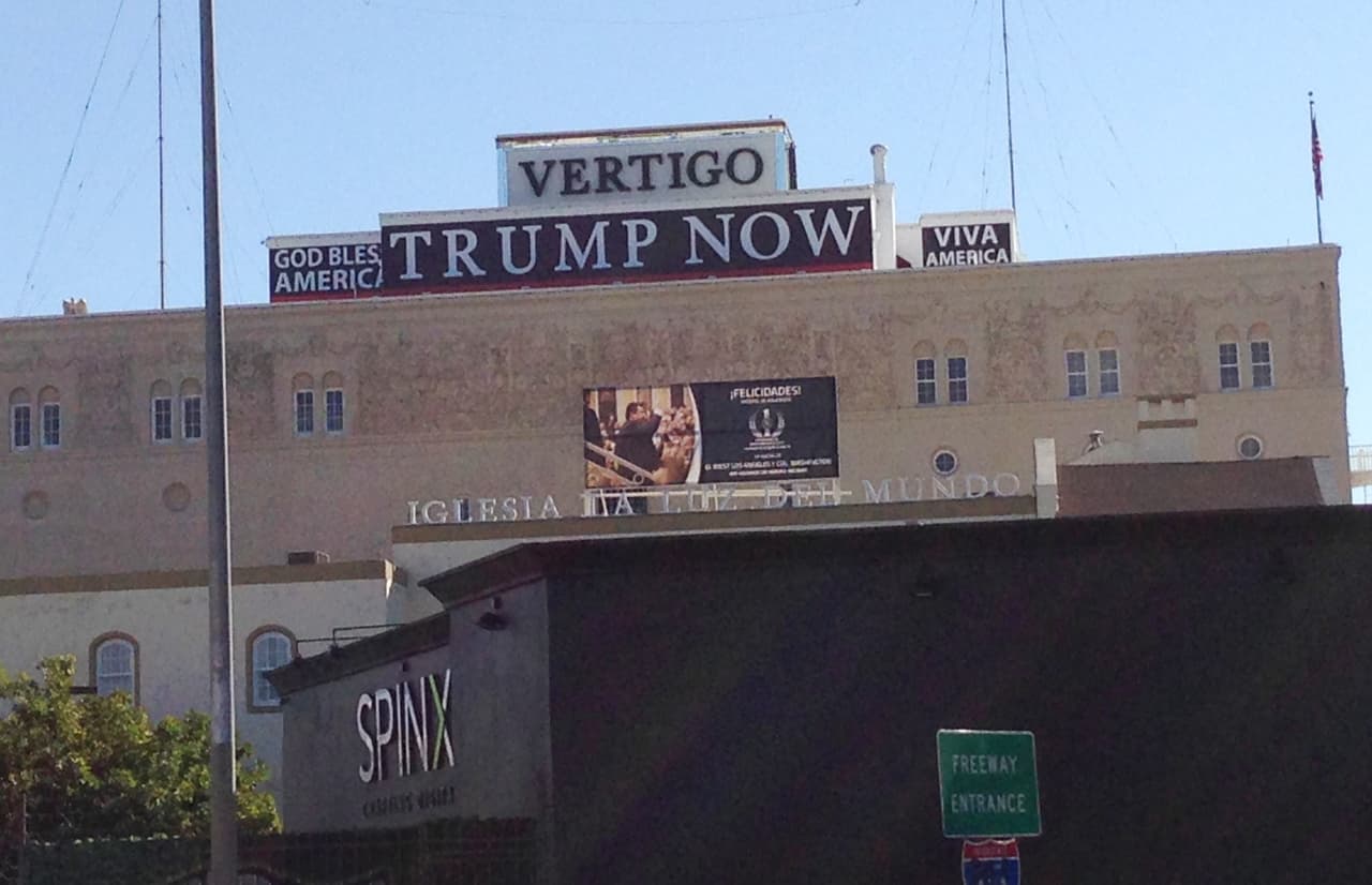 ¿Viva Trump? Letrero colocado en la intersección de autopistas 110 y 10.