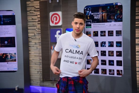 El Equipo de Despierta América lució una camisa con las palabras: “Calma, JLo Llegó a DA and We Love It!