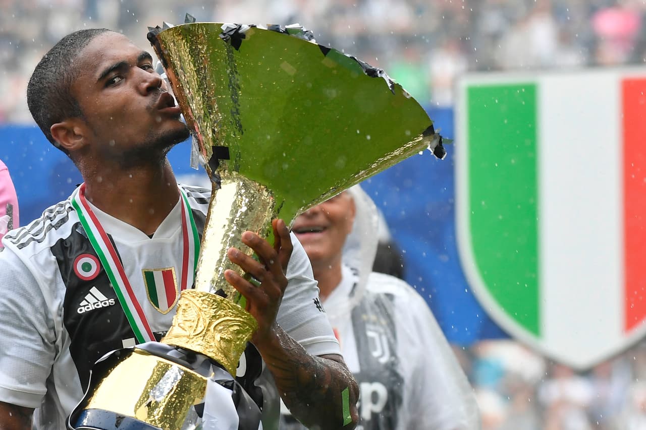 Manchester City tiene entre sus grandes intereses la adquisición de Douglas Costa, jugador por el que Juventus pediría 100 millones de euros.