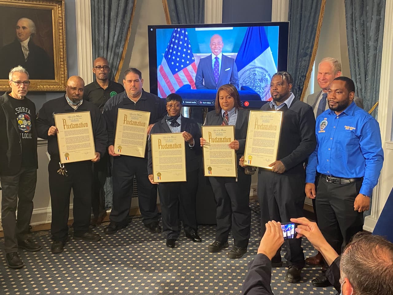 La ceremonia tuvo lugar el 15 de abril, un día después de que el presunto autor del tiroteo, Frank R. James, fuera encarcelado sin fianza y se enfrentara a cargos federales en relación con el tiroteo, que causó 23 heridos, incluidos los diez que fueron heridos por balas.
