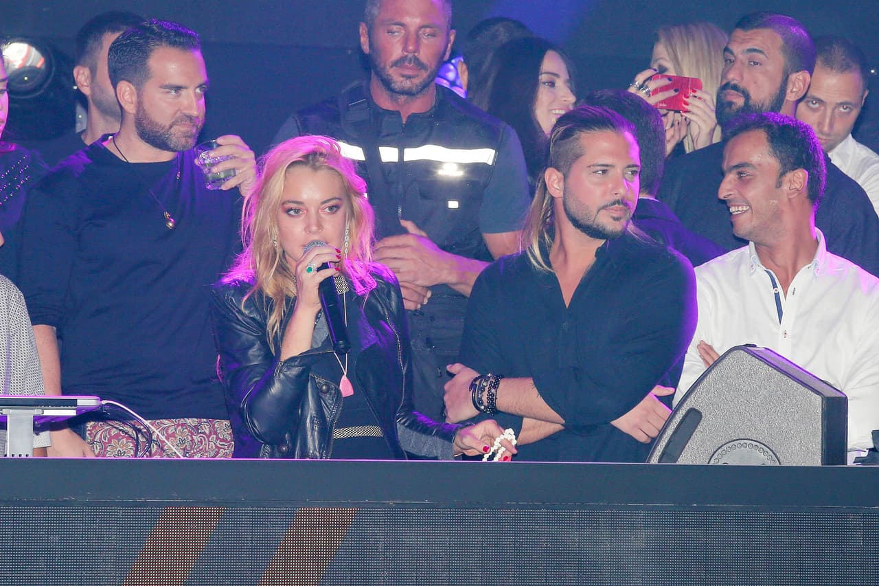 A su lado Dennis Papageorgiou, quien se rumora es también su nuevo amor.