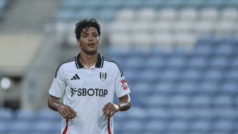 Raúl Jiménez cambia de imagen para nueva temporada de la Premier Legue