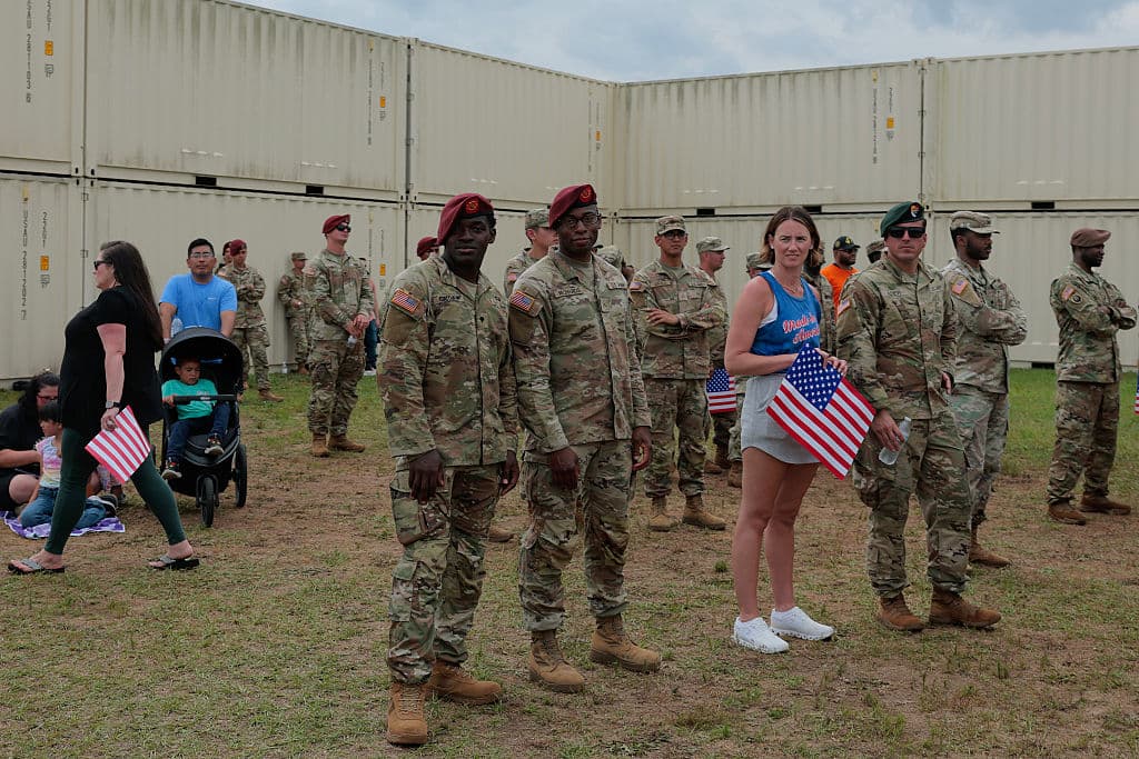 "No permitiremos que
<b>una ciudad de Estados Unidos sea invadida y conquistada por un enemigo extranjero</b>. Eso es lo que son”, recalcó Donald Trump a los militares y sus familias.