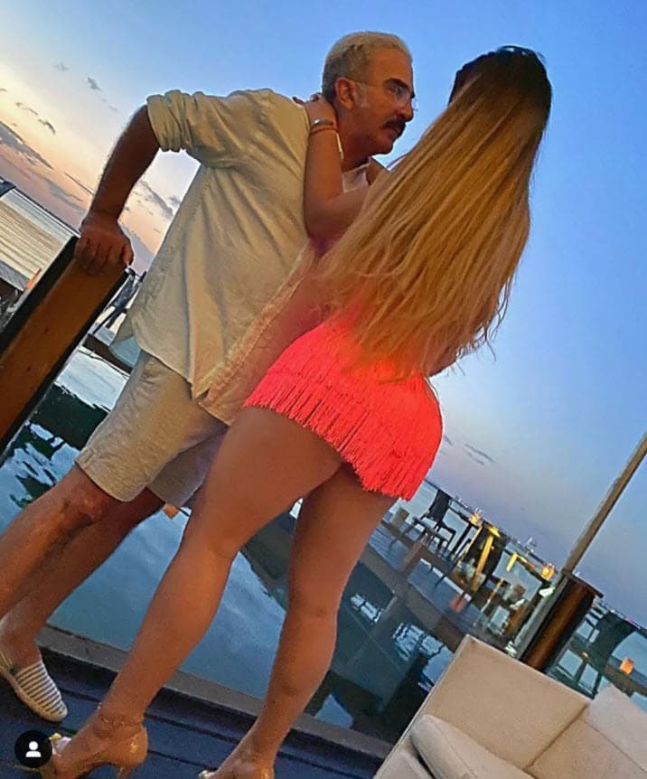 En cuanto a su vida amorosa, cuenta con tres matrimonios y actualmente vive un acalorado romance.