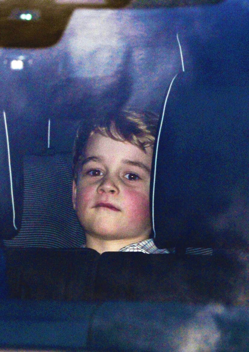 <b><a href="https://www.univision.com/entretenimiento/realeza/que-cara-que-gestos-el-principe-george-se-lucio-en-la-boda-de-eugenie-de-york-mira-las-fotos-fotos">El príncipe George</a></b> siempre llama la atención de los fotógrafos.