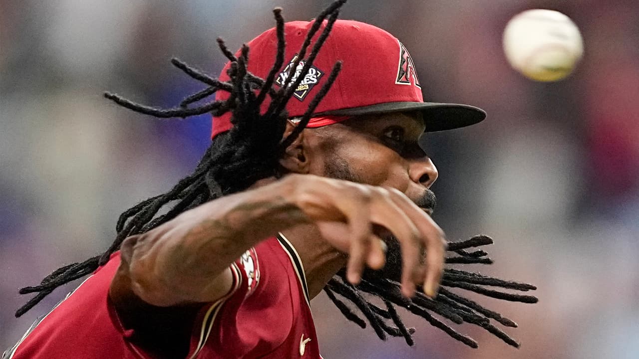 El relevista de los Arizona Diamondbacks, Miguel Castro, lanza contra los Texas Rangers durante la undécima entrada en el Juego 1 de la Serie Mundial de béisbol el viernes 27 de octubre de 2023 en Arlington, Texas.