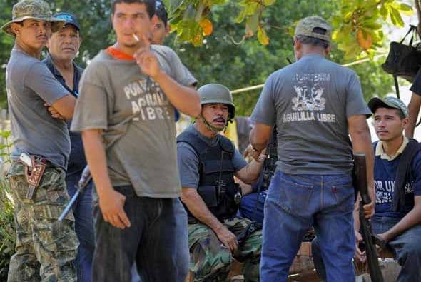 La violencia no da tregua en Michoacán en donde comunidades enteras se han sumado a la lucha. A continuación les presentamos imágenes de los grupos armados de autodefensa en Michoacán conformados por pobladores de la comunidad La Nopalera.