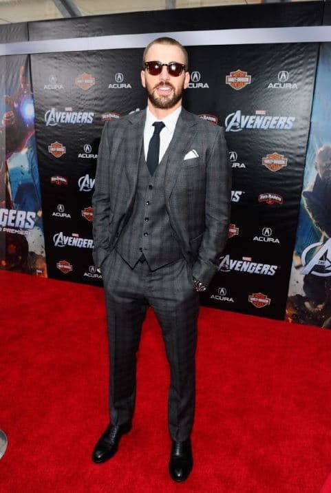 Muy formal y galán en el estreno de 'Avengers'.