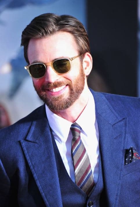 Con barba impecable y gafas negras, deslumbró en el estreno de la película.