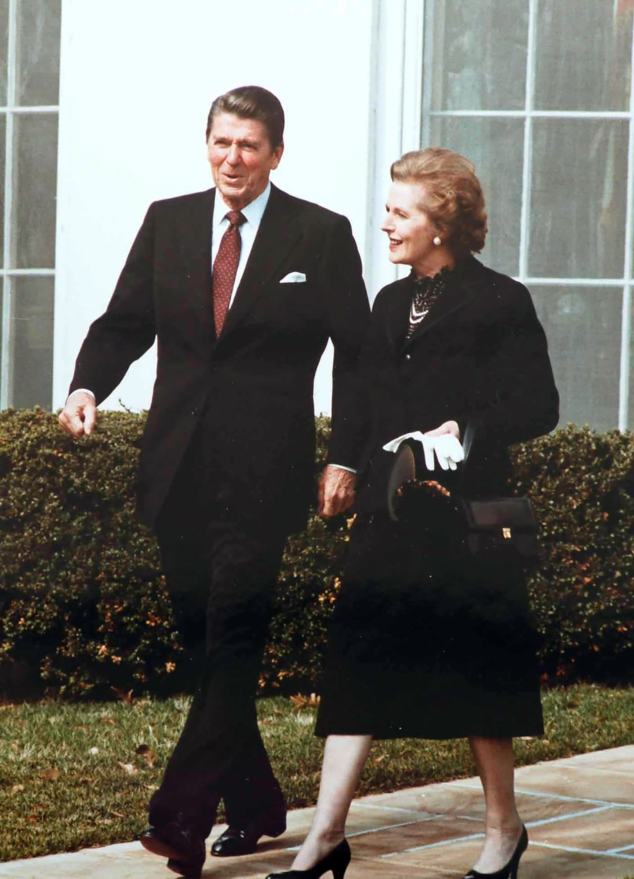 En los años de Ronald Reagan como presidente de EEUU (entre1981 y1989) y los de Margaret Thatcher como primera ministra británica (entre1979 a 1990) los mandatarios se reunieron varias veces. Esta fotografía es de una de esas visitas a principios de los 80. Ambos compartían una visión conservadora de línea dura que implicó severos cambios en las economías de sus países con políticas de corte neoliberal.