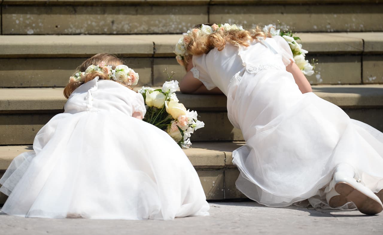 Las que no mostraron mucha paciencia fueron Maud e Isabella Windsor, hijas de Lord Frederick y Sophie Winkelman, quienes decidieron recostarse en las escalerillas para descansar un poco.