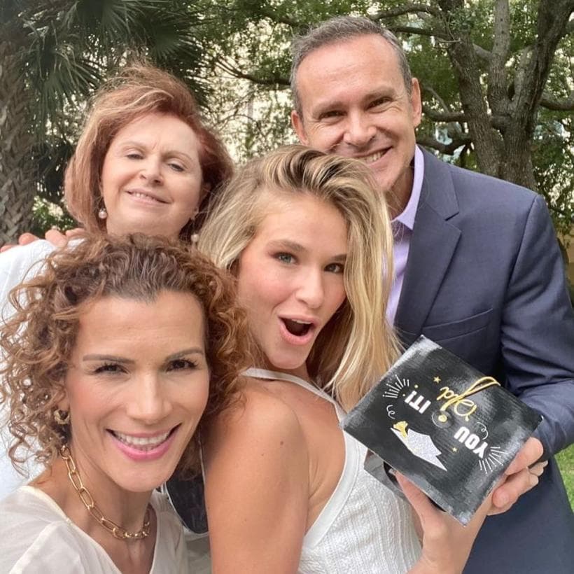 El pasado mes de mayo, Alan Tacher celebró que su hija Nicole terminó sus estudios de preparatoria.