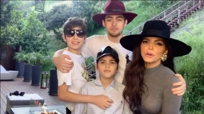 Además de Emiliano, la cantante tiene
<b><a href="https://www.univision.com/entretenimiento/celebridades/asi-han-crecido-los-hijos-de-ana-barbara-incluidos-los-de-mariana-levy-fotos">dos hijos biológicos más</a></b>: José María y Jerónimo.
<br>