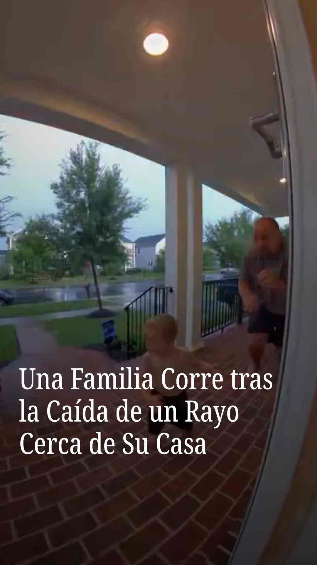 Una familia corre tras la caída de un rayo cerca de su casa