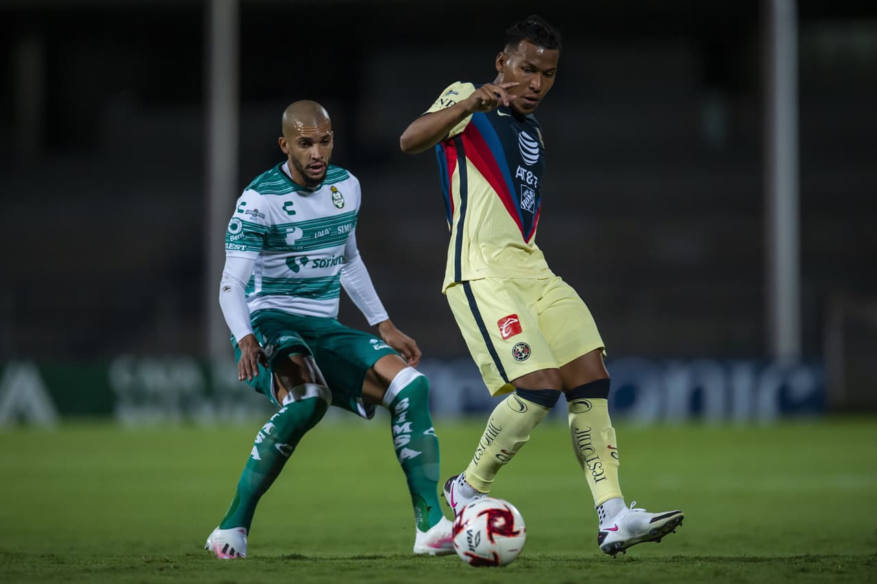Roger continúa atacando por la banda derecha y cada vez que el colombiano toca el balón la defensa tiembla.