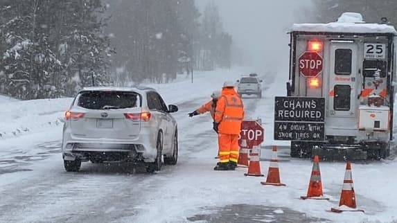 Varias autopistas y carreteras fueron cerradas debido a escombros y nieve en el camino, y una de las principales interestatales en California, la I-80, continúa cerrada dos días después de su cierre.