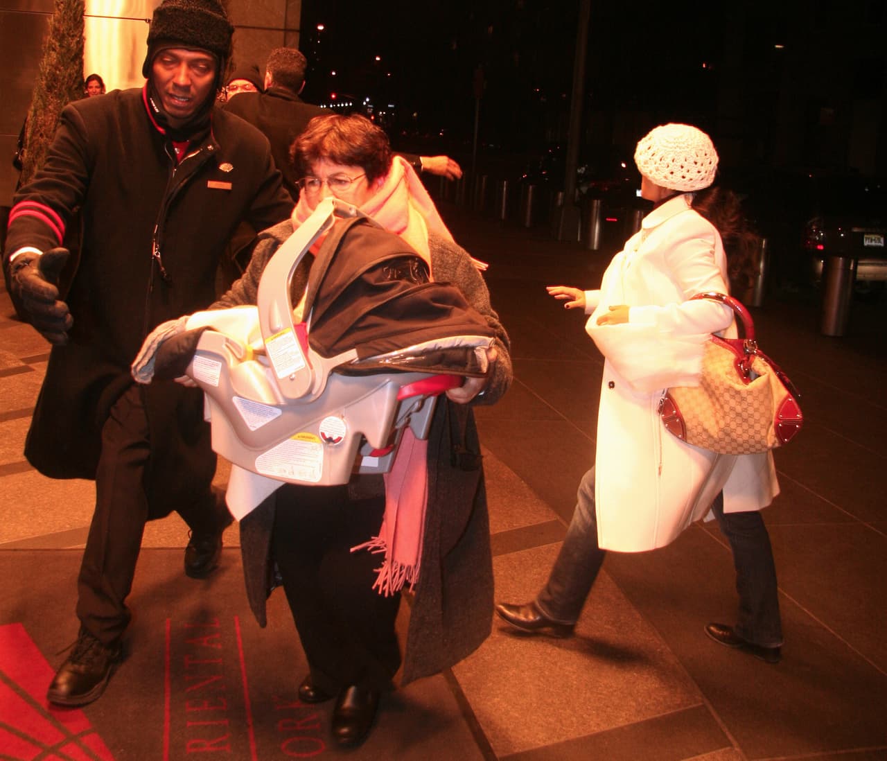 Algunos miembros de seguridad del hotel donde se hospedaban las ayudaron.