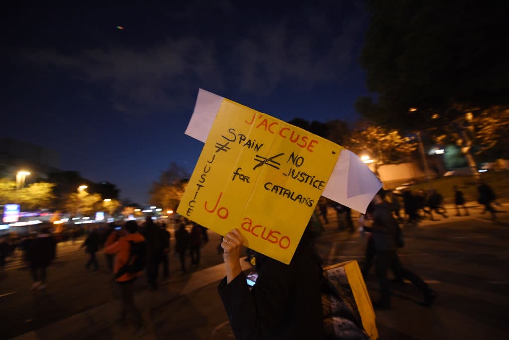La gente acude al Camp Nou con las cartulinas de 'Spain, sit and talk' y banderas esteladas, de forma pacífica.