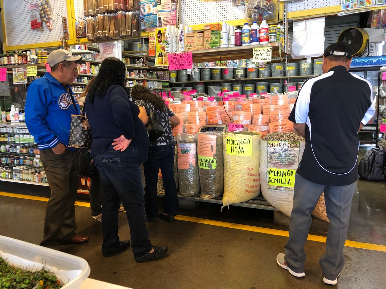 La gente las usa para aliviar síntomas, incrementar la energía, relajarse o perder peso. Estás se pueden encontrar en mercados como este localizado en Houston, Texas.