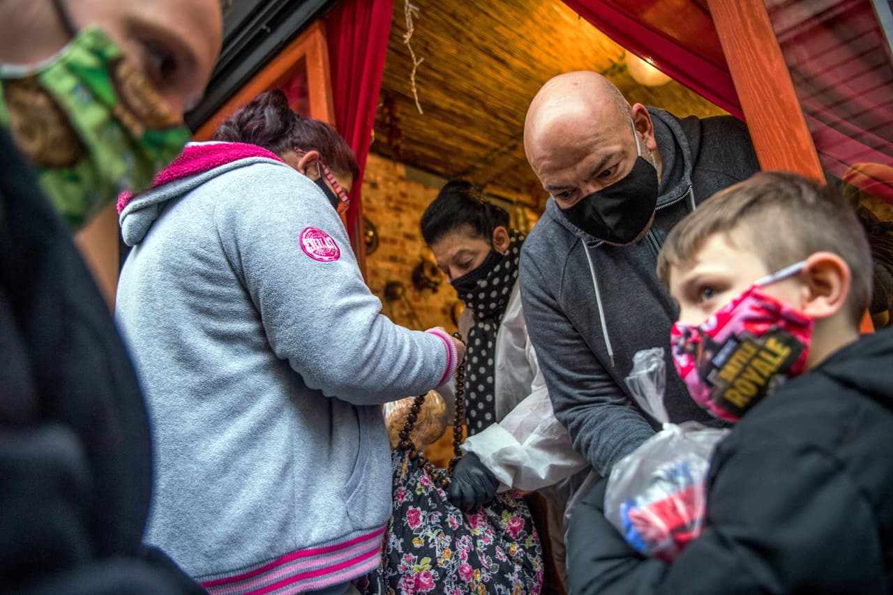 <b>Un golpe a un mundo que ya era desigual |</b> El reporte resalta que la pandemia del coronavirus no esquivó país alguno, ni los empleos, la riqueza o los ingresos de la mayoría de las personas. "Sin embargo los impactos no se han sentido de forma equitativa. El incremento en las fortunas de quienes están en la cima de la pirámide económica, junto con el impacto económico negativo de forma significativa en aquellos que están en el primer escalón, está exacerbando la desigualdad económica", lee el reporte.
<br>
<br>En la imagen, Norbert Bango entrega alimentos a una familia en la puerta de su restaurante en Budapest, Hungría.